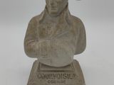 statue représentant le buste d'un homme portant un chapeau sur lequel figure un numéro