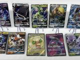 Coffret du jeu de cartes à collectionner Pokémon avec toutes les cartes exposées
