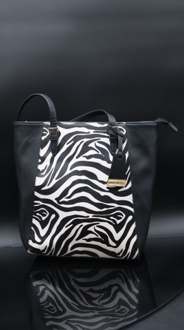Naomi CAMPBELL – Sac noir et blanc