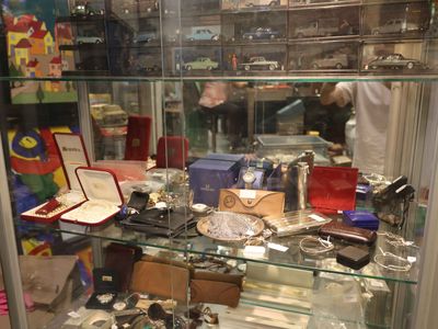 une vitrine en verre contenant de nombreux objets différents