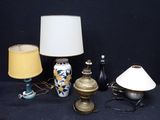 tout un tas de lampes différentes posées sur une table
