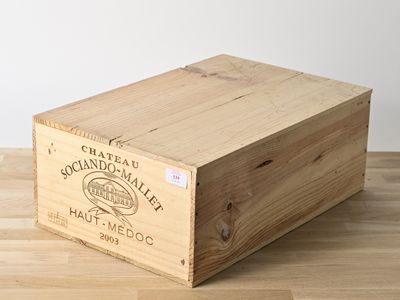 une caisse en bois posée sur un parquet