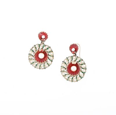 une paire de boucles d'oreilles rouges et blanches sur fond blanc