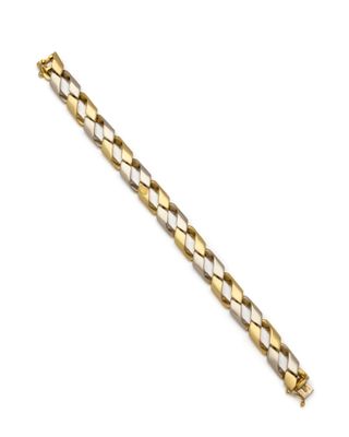 un bracelet en or et en argent sur fond blanc
