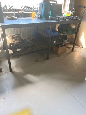 une photo d'un établi dans un garage avec de nombreux outils