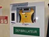 une affiche sur le mur sur laquelle on peut lire « défibrillateur »