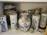 de nombreux vases posés sur une étagère dans un meuble