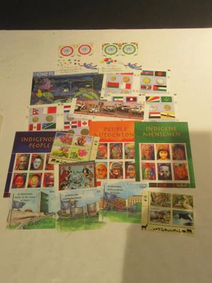 une photo d'une table sur laquelle sont posés tout un tas de timbres