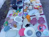 une table sur laquelle il y a beaucoup de vaisselle et de tasses