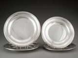 paire de plats plaqués argent sur un socle, sur fond gris