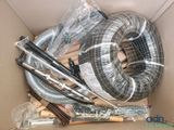 une boîte contenant tout un tas de fils et d'outils