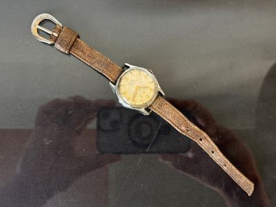 MONTRE bracelet à boîtier en métal, signé DREFFA.