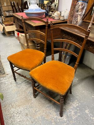 deux chaises assises l'une à côté de l'autre dans une pièce
