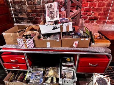 une table sur laquelle sont posées de nombreuses boîtes de nourriture