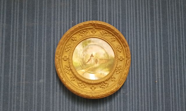 Assiette peinte en porcelaine encadrement en cuivre repoussé