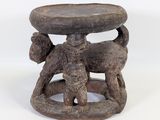 un vieux tabouret en bois sur lequel sont assis un chien et un chat