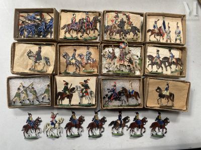 de nombreuses figurines représentant des hommes à cheval