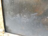 un chat assis sur le rebord d'une fenêtre