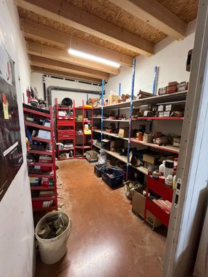 une pièce remplie de nombreuses étagères et d'outils