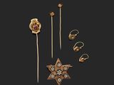 un ensemble de broches et de boucles d'oreilles en or et diamants