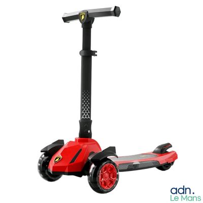 La trottinette est rouge, avec des roues noires et un guidon noir.