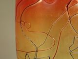 un vase orné d'un motif rouge et jaune