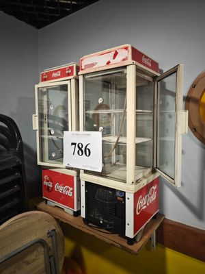 une vitrine contenant des bouteilles de Coca-Cola