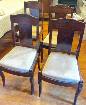 trois chaises posées par terre dans la pièce