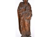 une statue en bois sculpté représentant une femme tenant un enfant dans ses bras