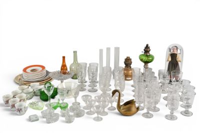 de nombreux types de verres et de vases sur la table