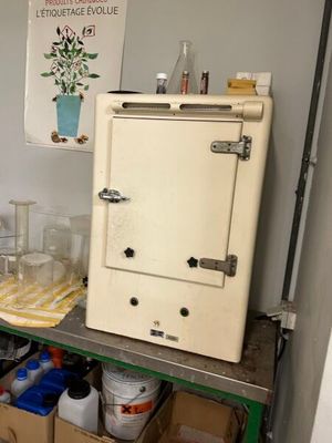un réfrigérateur à l'ancienne posé sur une étagère dans une cuisine