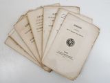 six vieux livres empilés les uns sur les autres sur une table