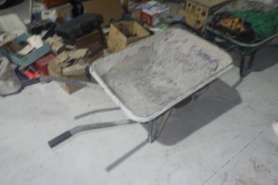 une table placée au milieu d'une pièce