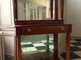 une petite table sur laquelle est posé un miroir, dans une pièce
