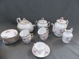 une image d'un groupe de plats, de tasses et de soucoupes en porcelaine