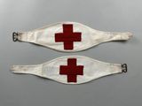 deux masques médicaux blancs et rouges, ornés de croix rouges