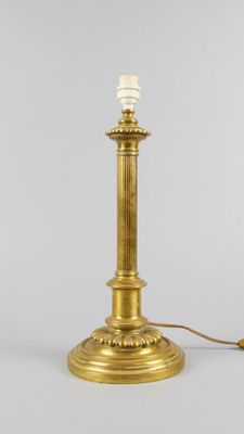 une lampe de table en laiton ancien avec un abat-jour en verre blanc