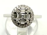 une photo d'une bague en diamant et en or blanc posée sur un socle transparent