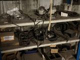 une étagère sur laquelle se trouvent un micro-ondes et d'autres objets