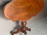 une petite table en bois avec un plateau en bois, posée sur un trépied