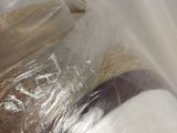 un rouleau de papier toilette emballé dans du plastique posé sur une table