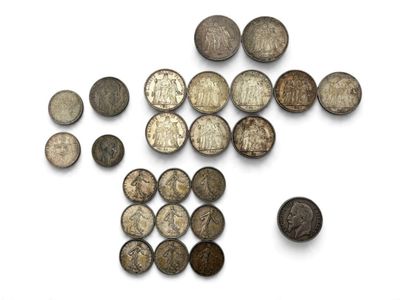 une pile de vieilles pièces de monnaie posée sur une surface blanche