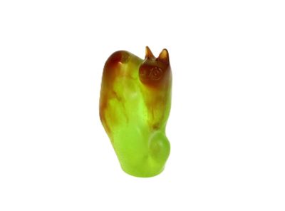 une figurine en verre représentant un chat sur fond blanc