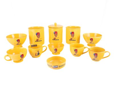 tasses et soucoupes à café jaunes ornées de l'image d'un homme