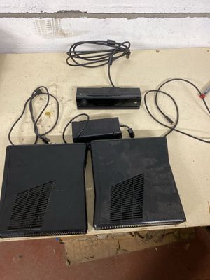 deux ordinateurs portables posés sur une table, reliés par des câbles