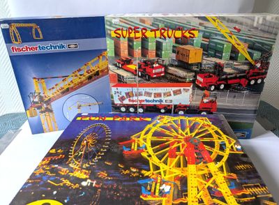 deux livres posés sur la table l'un à côté de l'autre