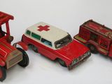 trois camions de pompiers miniatures placés les uns à côté des autres