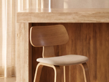 une chaise qui se trouve devant une table