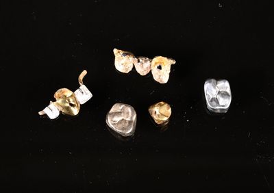 un gros plan d'une dent et d'une brosse à dents sur un fond noir