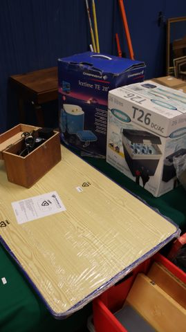Lot de camping : table pliante, 2 glacières électriques et une po...